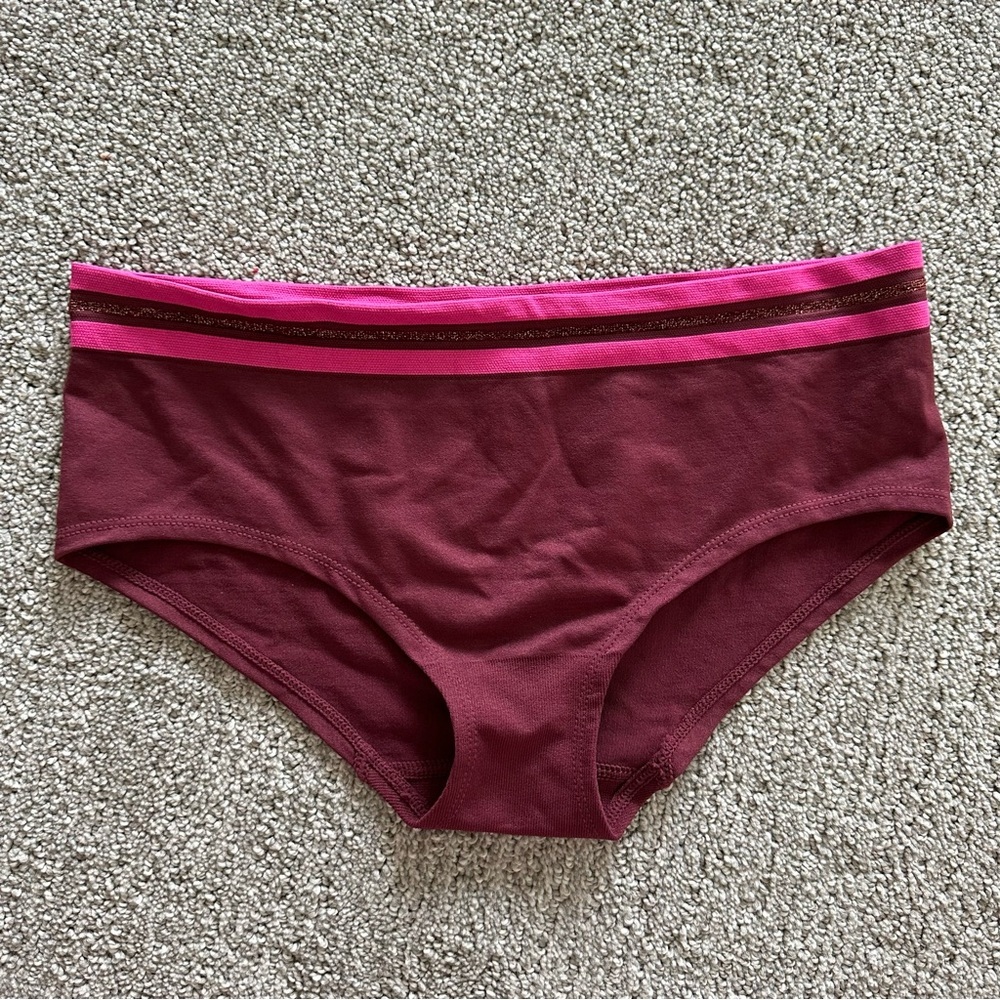 Victoria’s Secret NWT hip-hugger/hipster panty size Medium